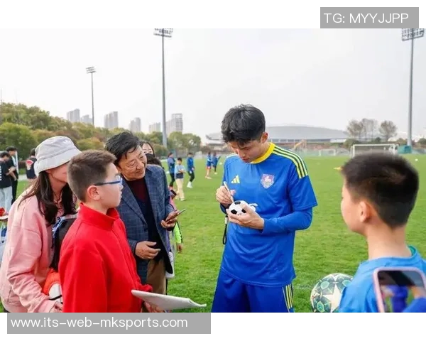 小孩对足球明星的热爱程度有多深厚他们的崇拜与追随让人惊叹